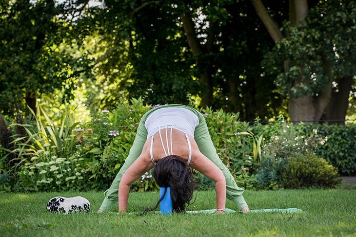 8个简单瑜伽动作消除疲劳促睡眠,放松神经20个瑜伽体式