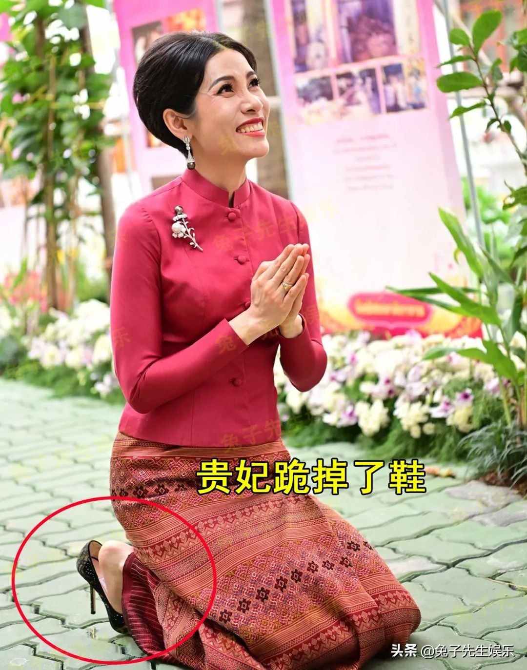 贵妃太卑微！独自跪在车轮边，毫不介意汽车尾气和滚烫的柏油路面