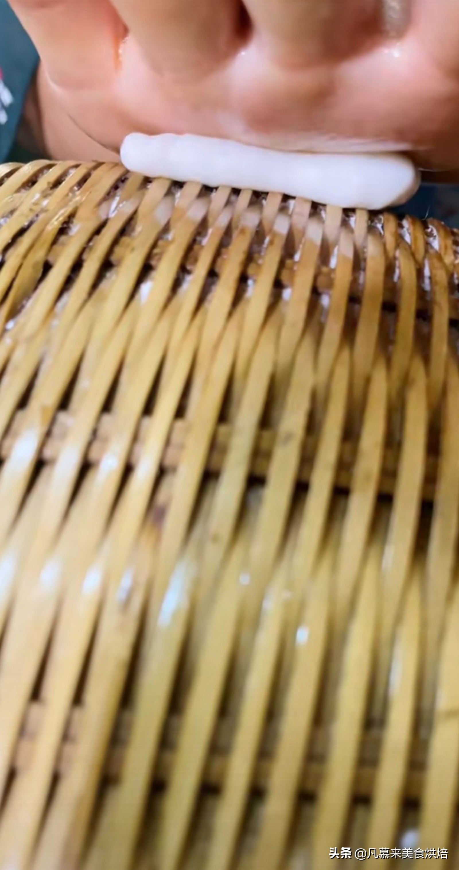 砍回养活了全球6亿人的木薯，做成一道快失传的美食“木薯粉虫”