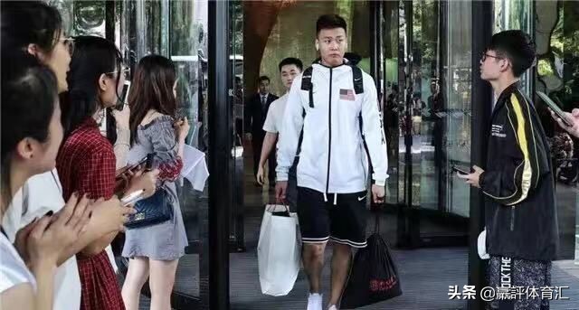 杜锋在场边都在说什么,杜锋解说赵继伟胯下传球