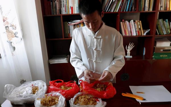 修脚师鲁可水:从业30年,用万人脚皮作画,富豪出20万被拒