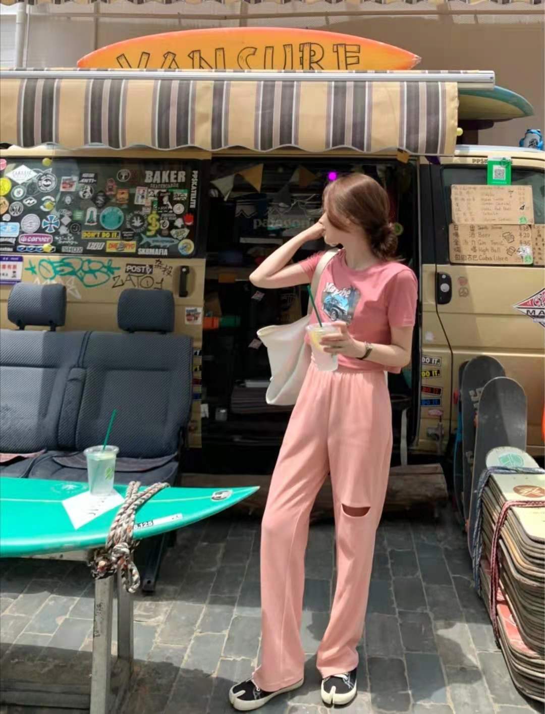 粉色烟管裤子搭配什么上衣,粉色上衣搭配什么裤子男生