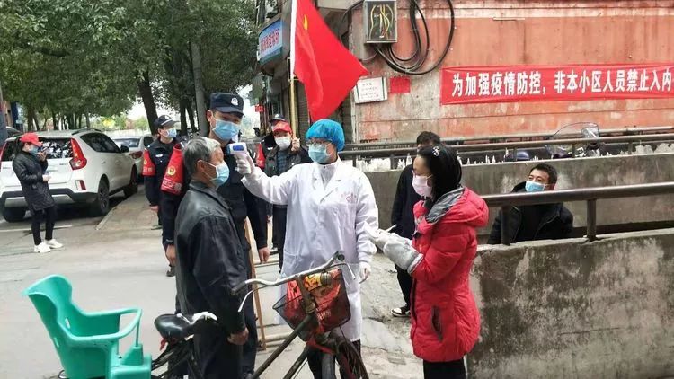 抗疫一线*党**旗红——*党**群一心“社区是堡垒,家家都参战”