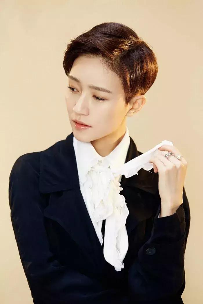 碎发特别多扎不住怎么打理,额前碎发太多怎么扎头发