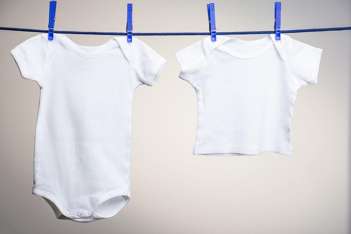 收藏！白色衣服清洗保养有妙招，轻松解决衣服发霉发黄油渍问题