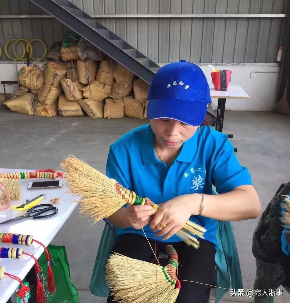 农村集市卖扫把一月能挣多少钱,农村一种野草曾经卖300元一斤