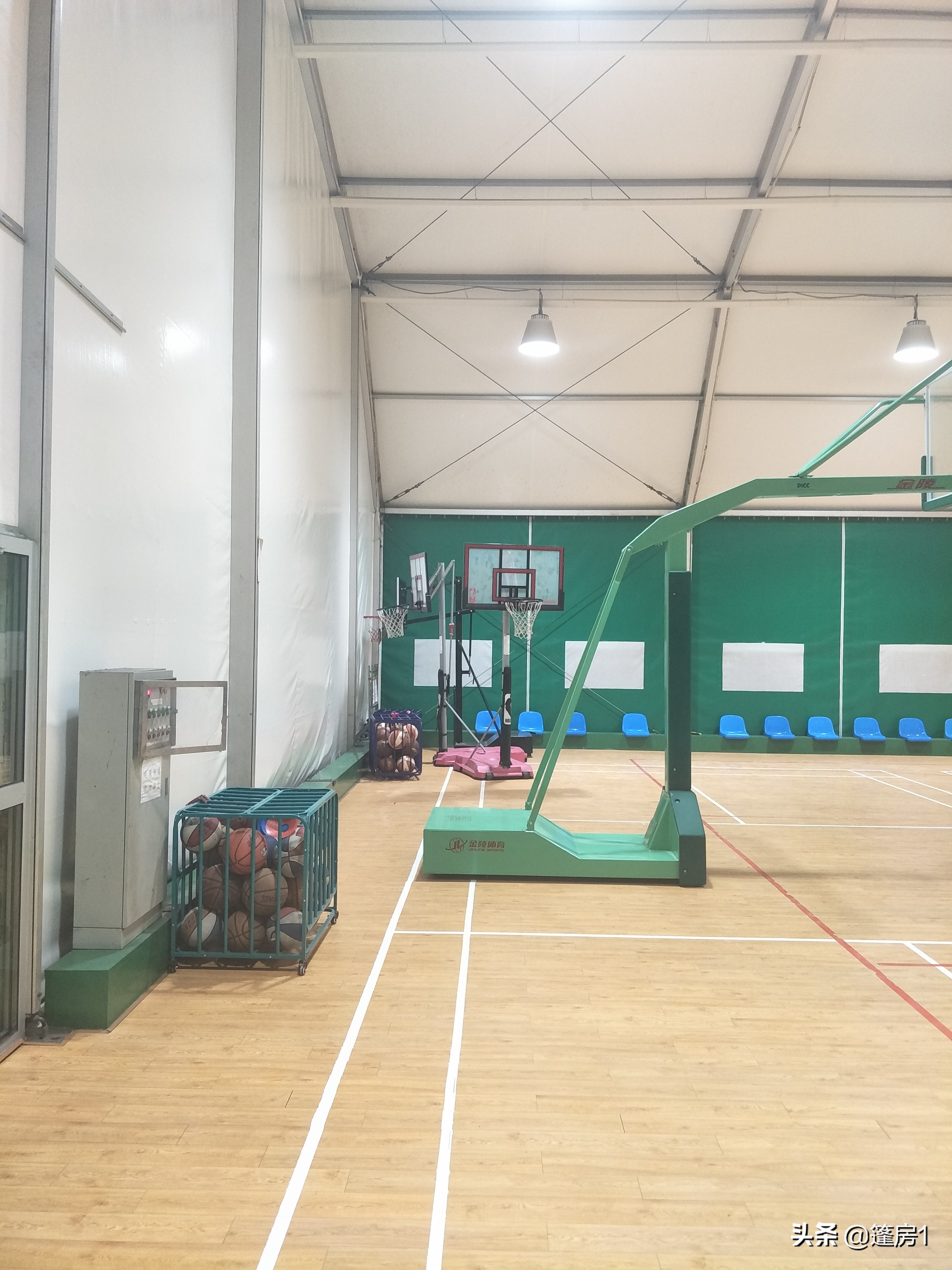 可以露天又可以室内的篮球馆,浦东哪里有比较大的室内篮球馆
