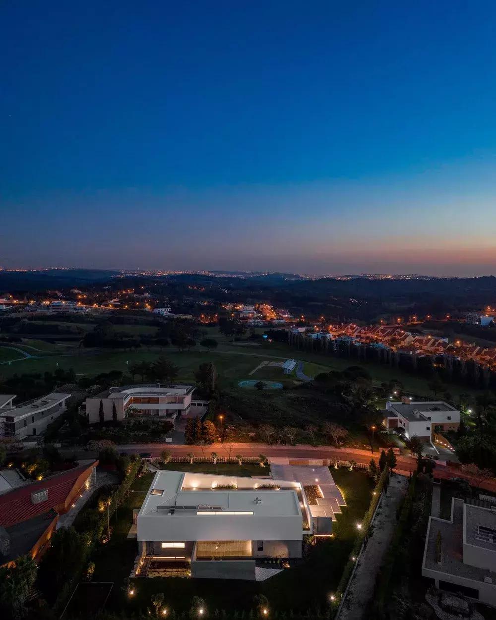 看似简单的白色极简，室内却如此惊艳