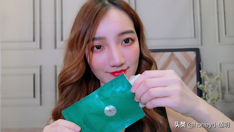 女子敷面膜20分钟,女子连续敷五片面膜