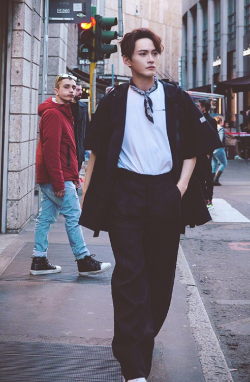 徐正溪拼接牛仔马甲,徐正溪穿搭图片