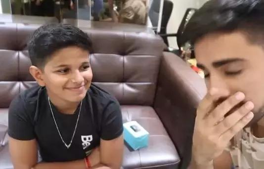 这对网红花22万当了三天迪拜富豪，而我连个儿童手表也买不起