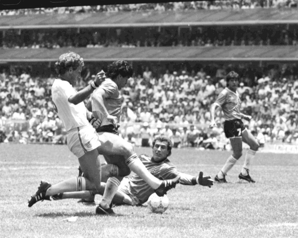 马拉多纳为什么一半天使一半魔鬼,一代球王迭戈马拉多纳