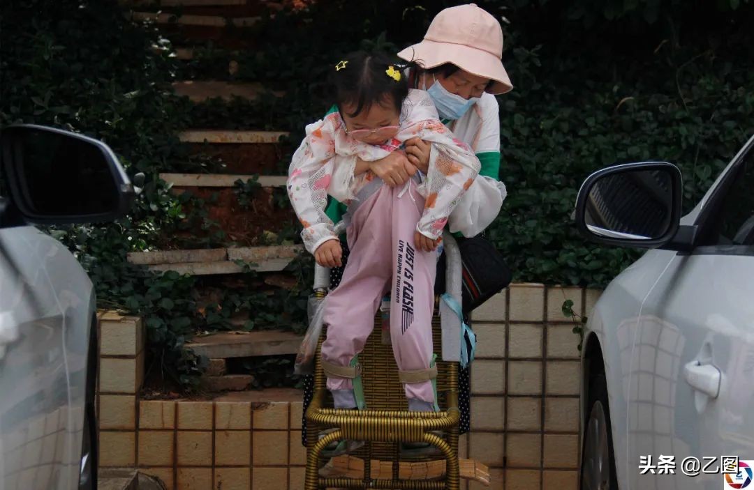 42岁残疾妈妈借钱做试管婴儿,残疾单亲母亲为女儿做手术