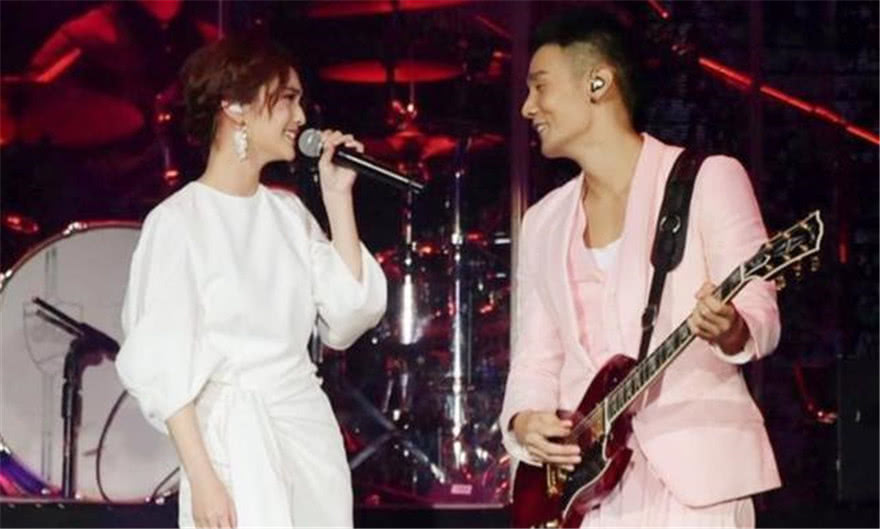 杨丞琳最近穿搭牛仔裤,杨丞琳近期机场穿搭