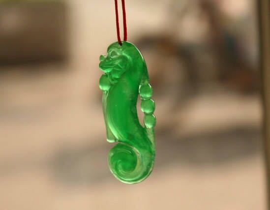 用紫光灯鉴别翡翠,水种翡翠如何鉴别