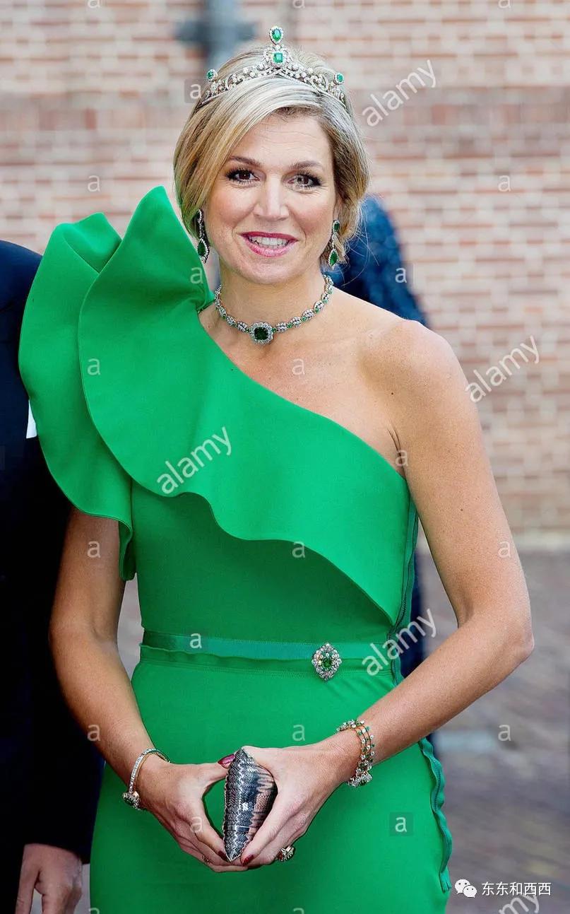 盘点英国女王戴过的王冠,英国女王和凯特戴同样的珠宝