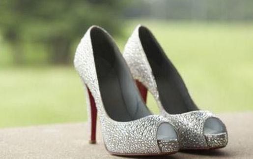 鞋子后面磨脚怎么办我有小妙招,运动鞋子磨脚后跟怎么处理妙招