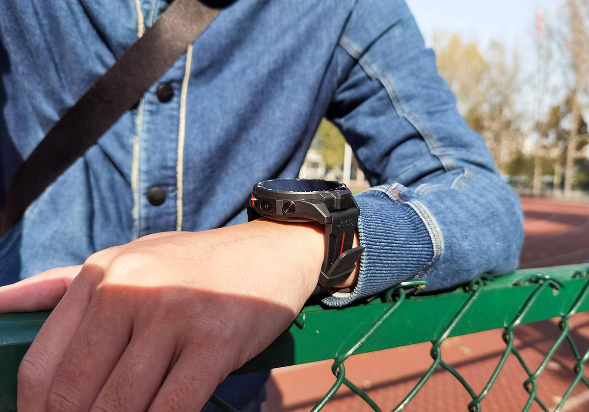 64G+双摄+全网通，是手机还是智能手表：Jeep黑骑士评测