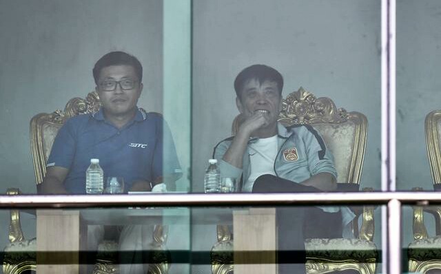 国奥0-1伊朗！陈戌源坐主席台笑的尴尬，高洪波坐看台面无表情