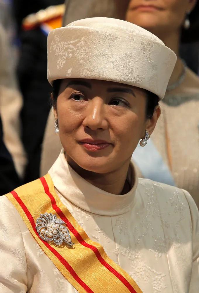 日本雅子皇后王冠,日本皇后雅子漂亮吗