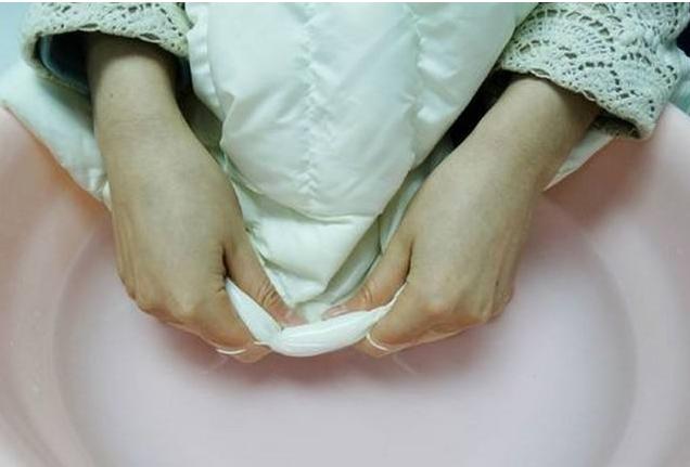 羽绒服什么颜色比较经典耐看耐脏,白色羽绒服脏了不用水洗教你一招