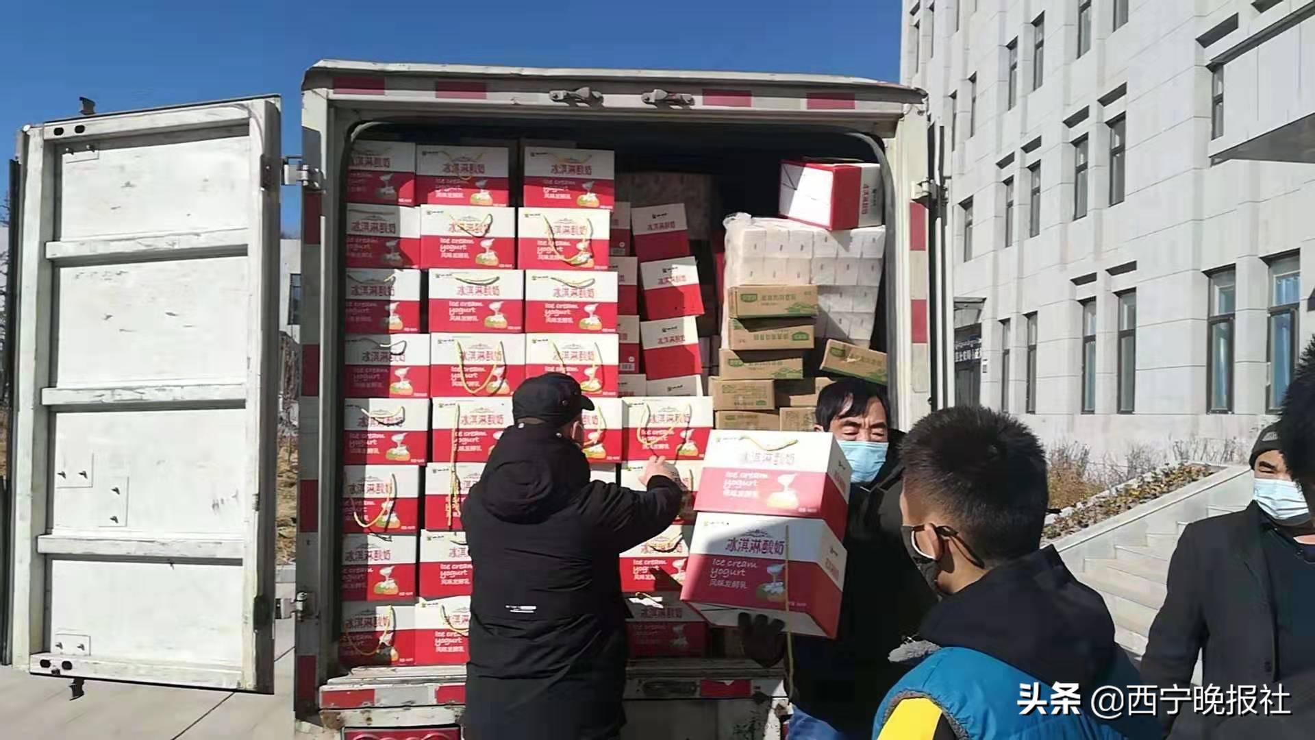 抗疫一线的基层党员干部,抗击疫情党员暖心慰问社区工作者