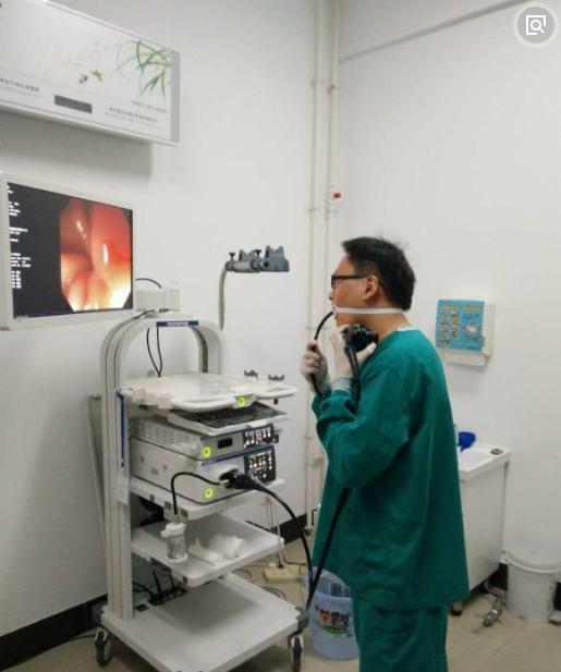 为了教学，课堂上学生脱裤子示范灌肠操作，为了学医，牺牲了多大