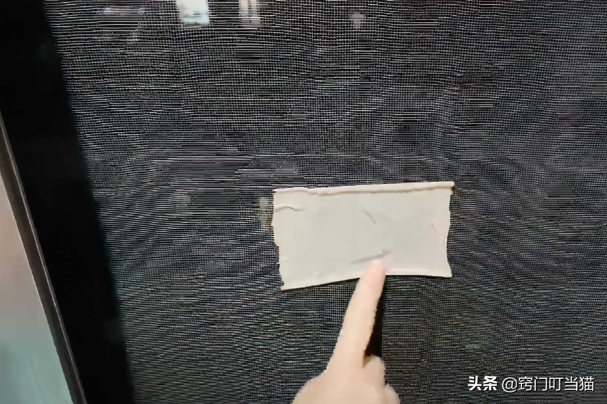 自己在家修纱窗破洞,纱窗破了就用纱窗贴