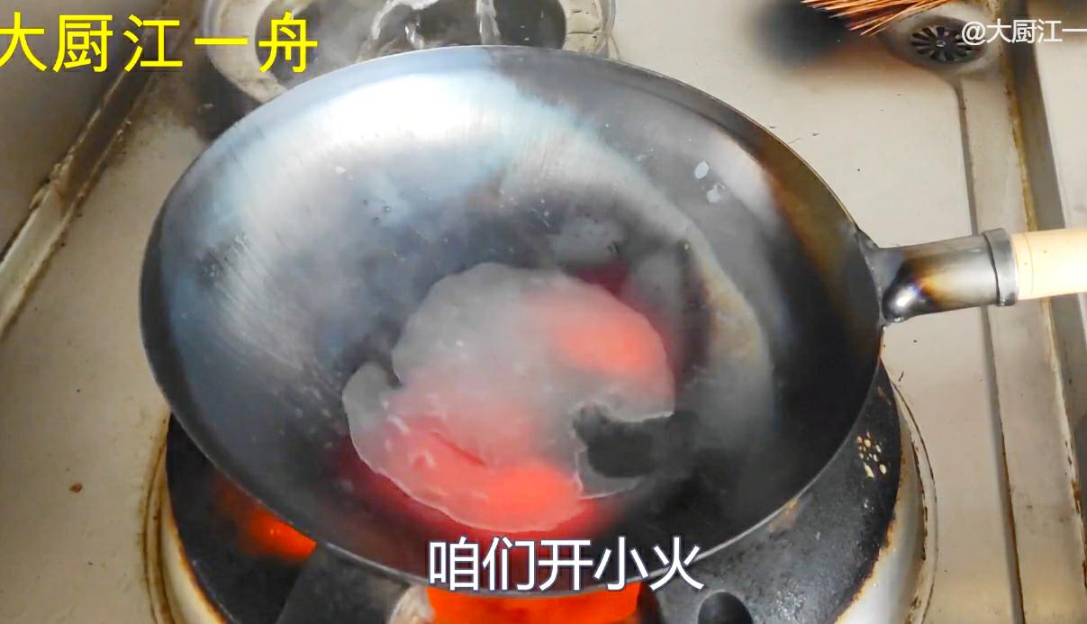 新买的铁锅不用猪油怎么开锅呢,新买铁锅开锅别直接用火烧