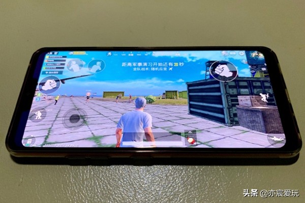 刺激战场外设：蓝牙手柄已经烂大街，能用图五吃鸡的玩家不简单！