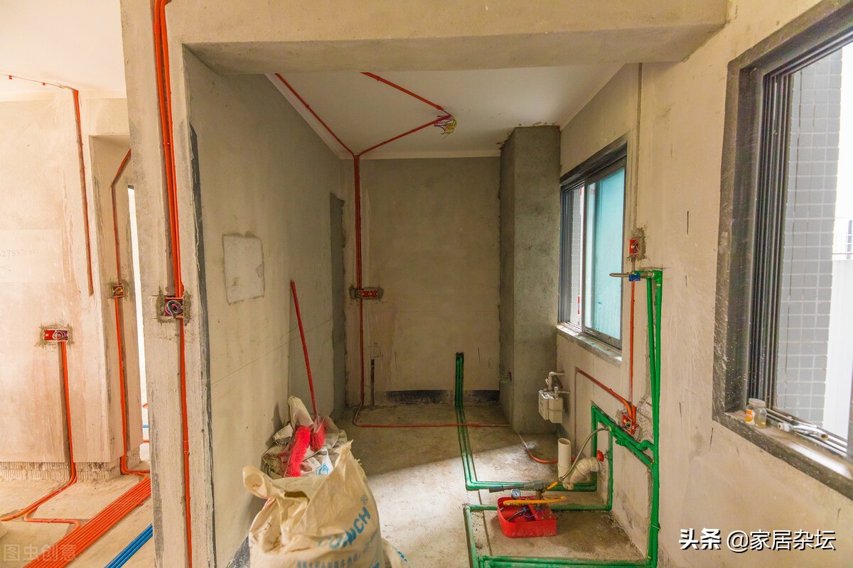 装水电是水管在下面还是电线下面,全屋改水电水管在上电线在下好吗