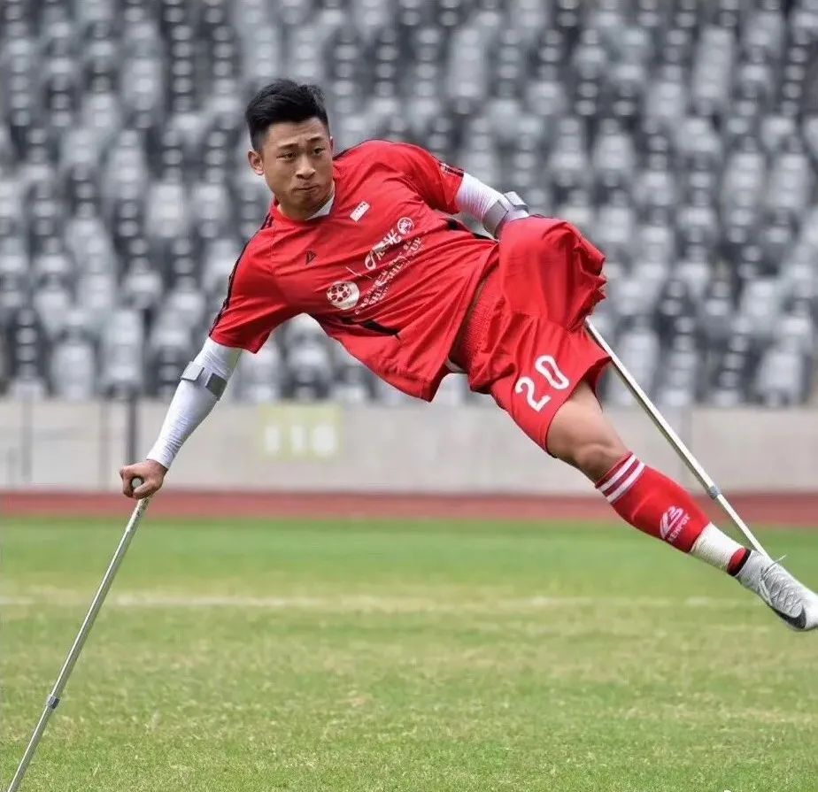 独腿男子拄拐杖射门,独腿小伙球场内拄拐飞奔热血射门