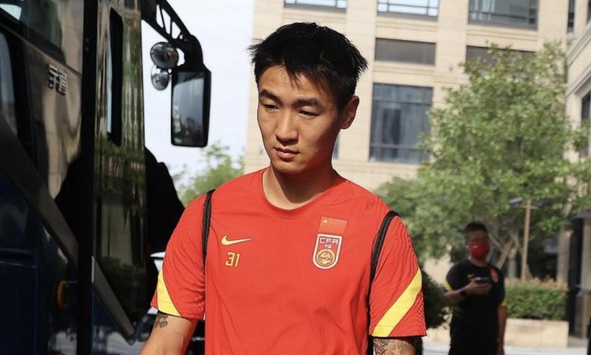 4名归化也没用，李铁被看衰！相声演员高峰：国足赢不了越南