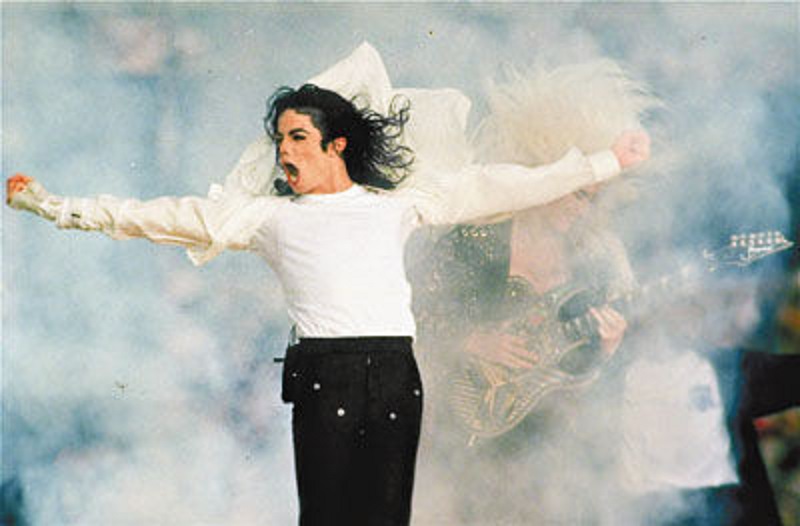 迈克尔杰克逊来中国的珍贵影像,迈克尔杰克逊离开时背后疑点