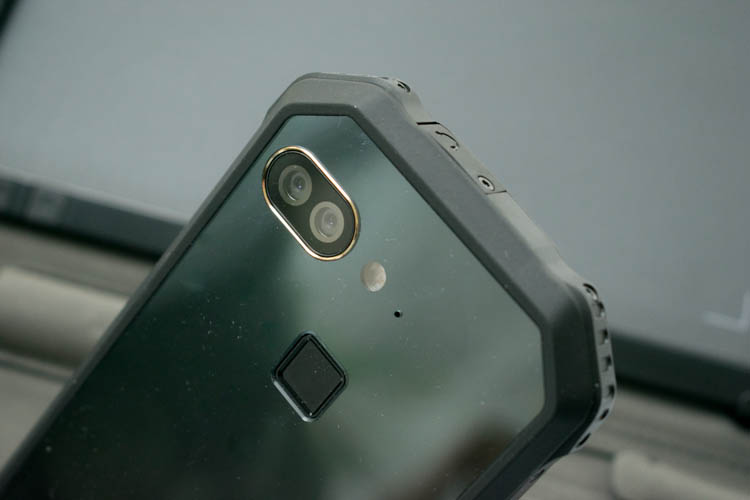 手机掉水里当场拿起来,手机掉入水中还可以正常使用