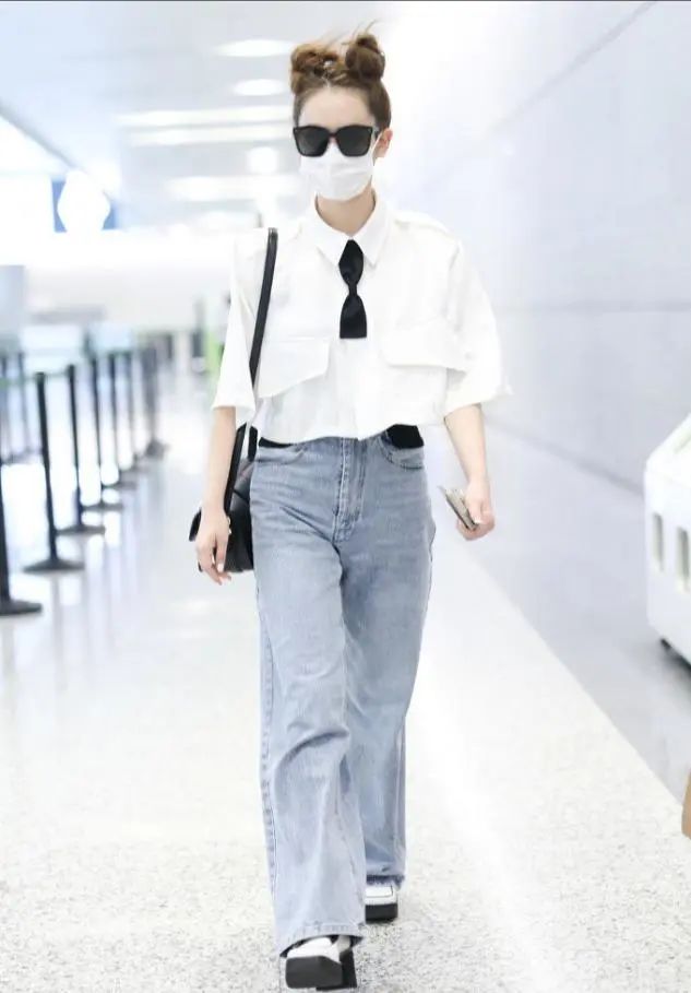 戚薇太个性，嫌领带太长直接剪一半，双丸子头炸毛了