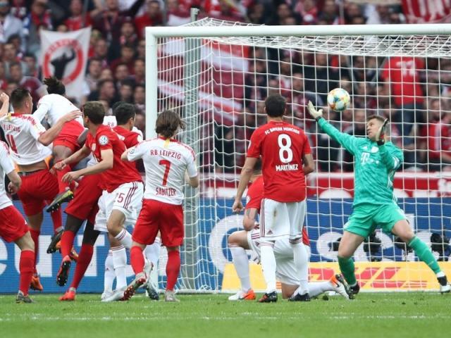 德国杯决赛让人眼花缭乱，但低迷一季的诺伊尔终于脱颖而出