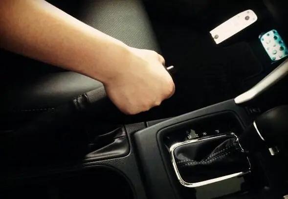 面包车刹车失灵冲向收费站？学会这几招关键时刻能保命