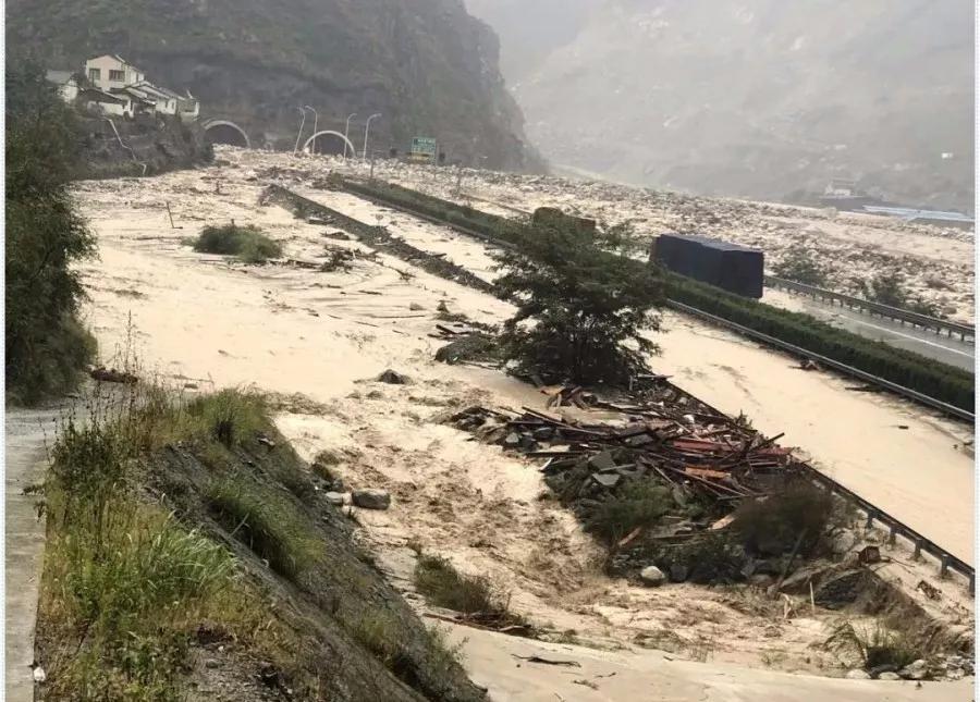 暴雨吊桥救人,暴雨救援桥