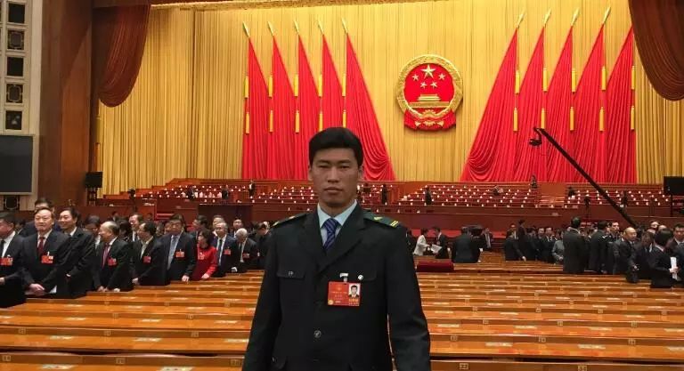 这个把自己”寄“到了人民大会堂的快递小哥,为啥”火“了?