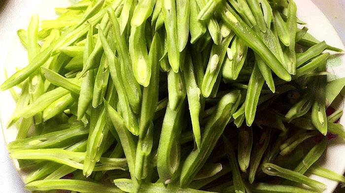 芸豆炒肉丝，很多人第一步没做对，芸豆不入味发黑，教你正确方法
