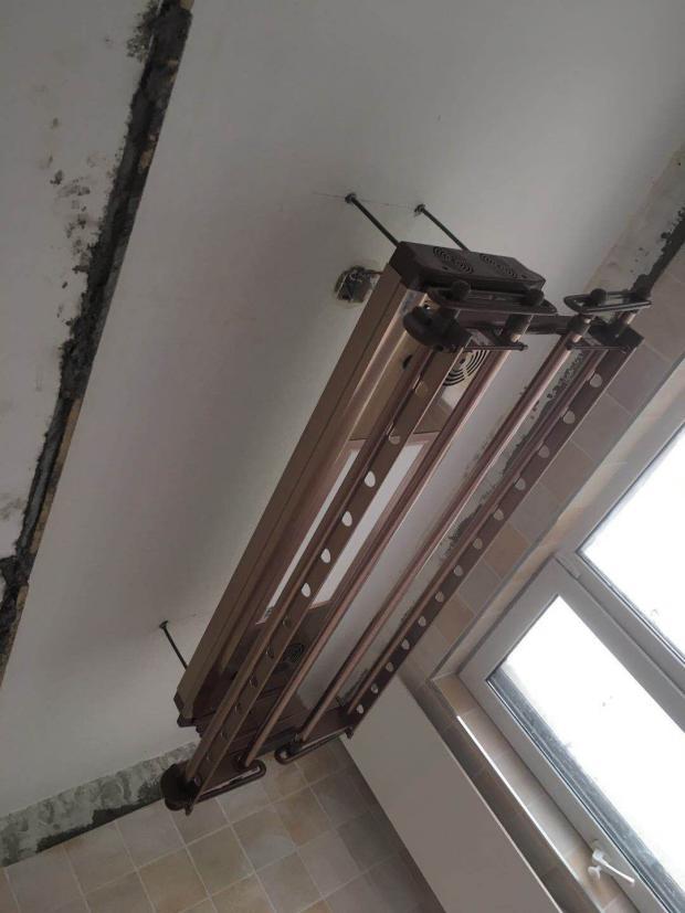 阳台晾衣架安装方法,晾衣架顶座横着安装还是竖着安装