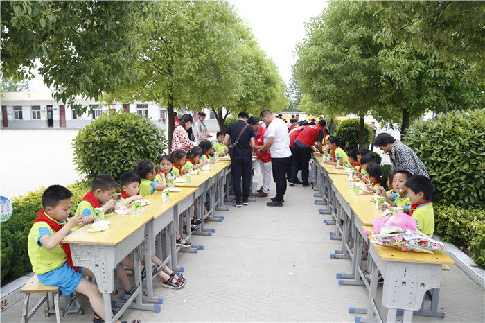 六一儿童节献爱心慰问活动,关爱困境儿童六一慰问暖童心