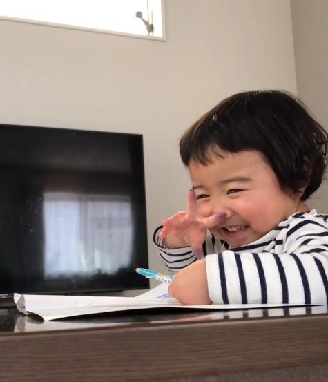 晒女儿搞怪丑萌照,亲妈狂晒女儿丑照