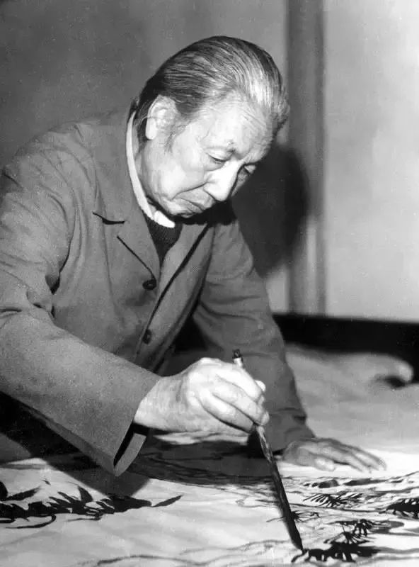 警方：破获特大制贩假冒名家书画作品案，现场触目惊心