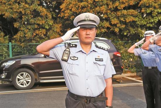 那个8年巡逻48万公里的警察走了……