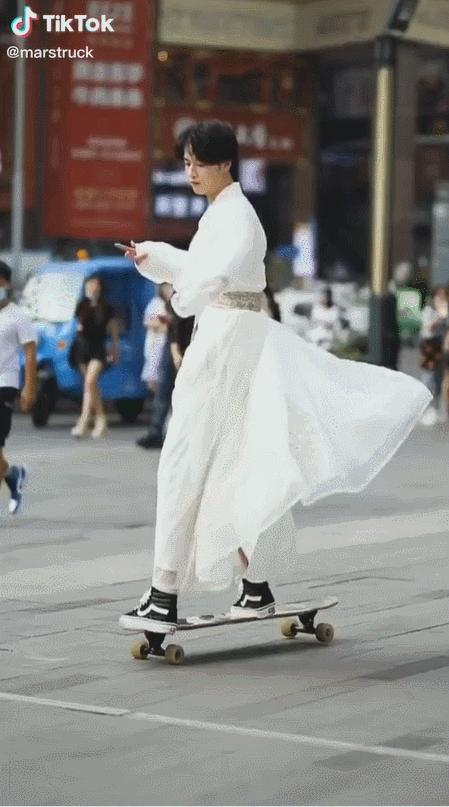 中国街拍让外国人震撼的视频,让外国人惊艳的穿着中国街拍