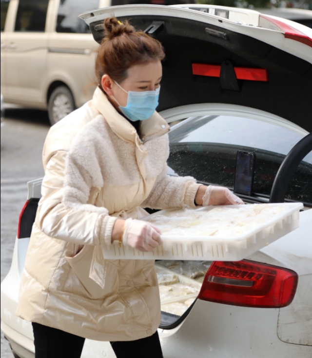 店主为抗疫一线免费送餐,青海美女给抗疫人员送饭