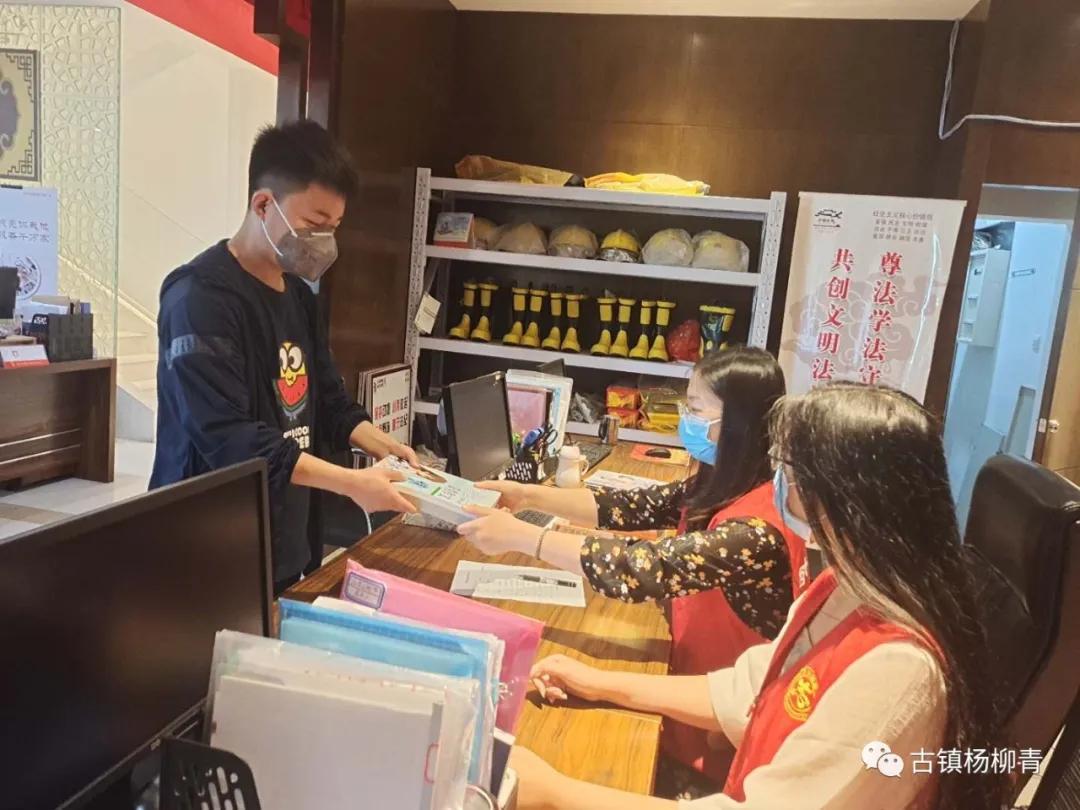 书香小屋“益”起建绿植美家秀出来--西青区杨柳青镇英伦社区青年之家捐书活动