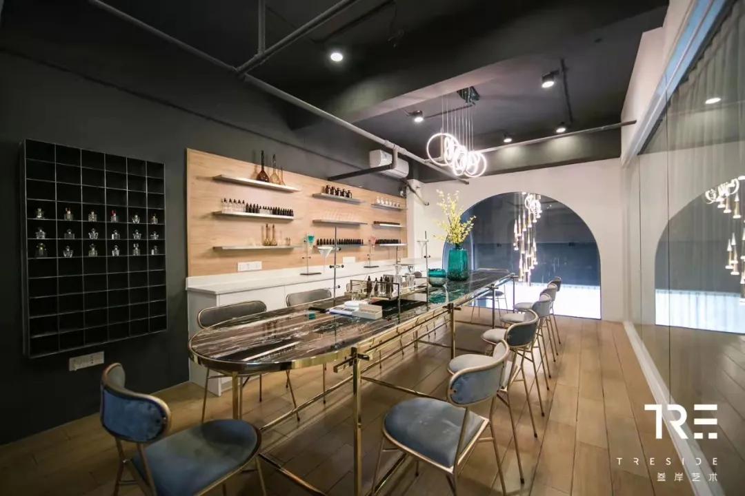 她，白富美，用3年时间，将几美分产品做到上亿营收，有钱还努力